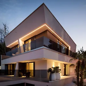  Vila Mademoiselle